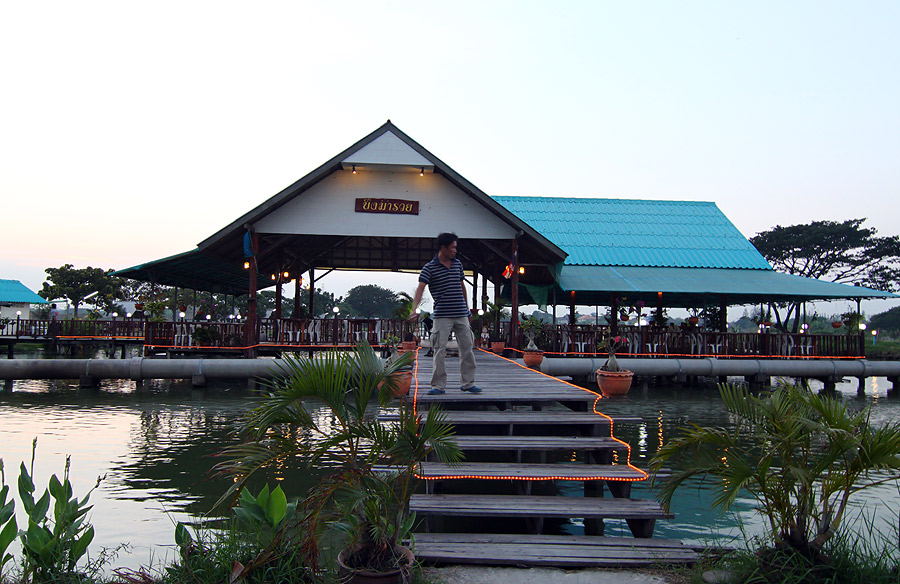เรือนอาหารมีขนาดใหญ่กว้างขวาง สามา