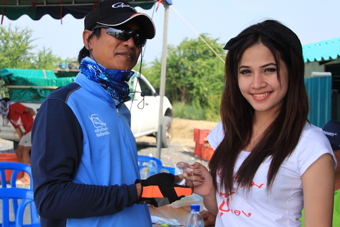 ดูจากรูป ไม่รู้ว่ารับของเเจกหรือเเลกอะไรอยู่ม่ะรู้อ่ะ


 :grin: