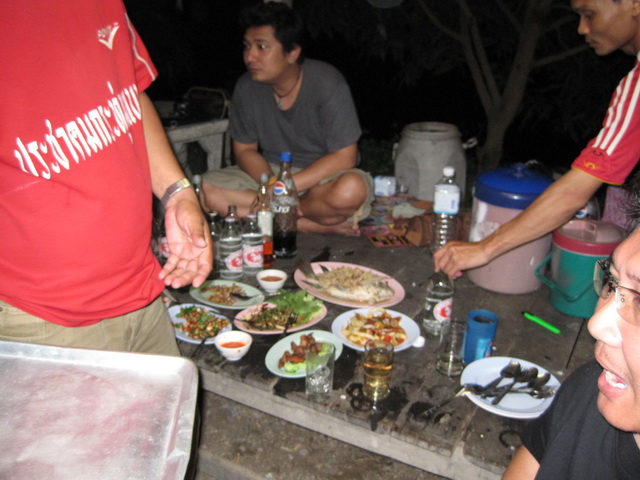 มาทานอาหารด้วยกันนะครับ  สมบูรณ์แค่ไหนดูพุงคนเสื้อแดงครับ   :grin: :grin: :grin: