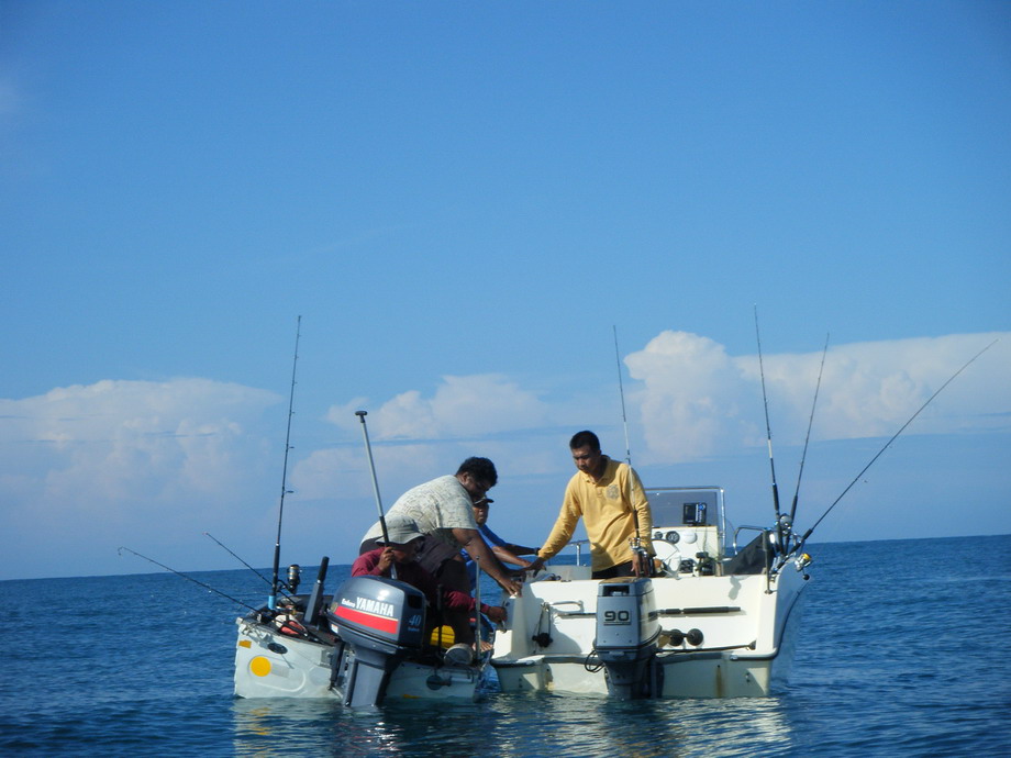  [b]ตั้งแต่ออกทะเลมา ทั้งที่ขับเรือเองและนั่งเรือลำอื่น พบเห็นเหตุการณ์น่าตื่นเต้นต่างๆมาก็เยอะ และน