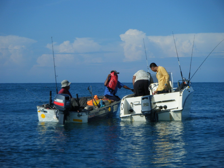  [b]เรือทั่นกำนันเริ่มกลับมาอยู่ในสภาพปกติ ส่วนเรือประกอบฉากก็สูญเสียการทรงตัวไปในทันที.. ของมันแรงจ