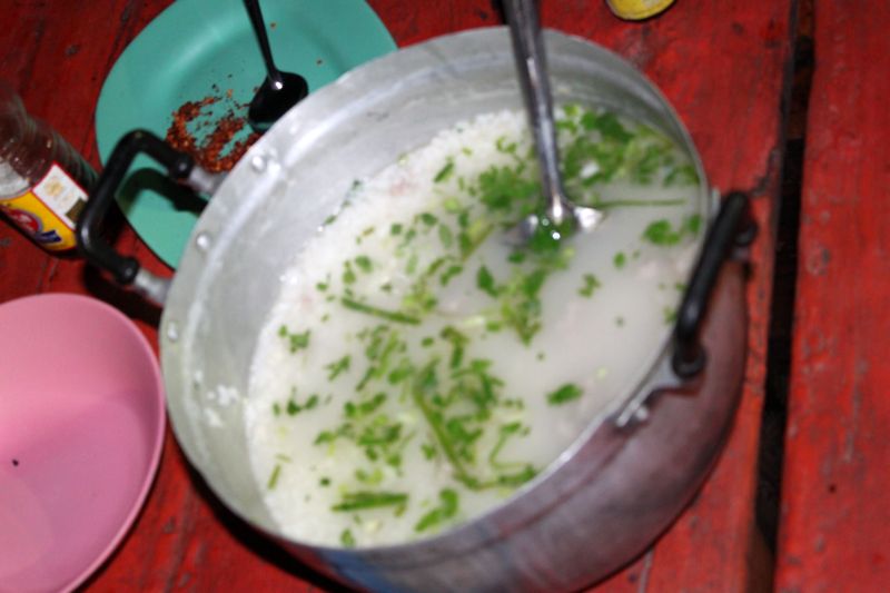 หลังจากนั้น ไต๋ขอ ก้จัดการทำข้าวต้