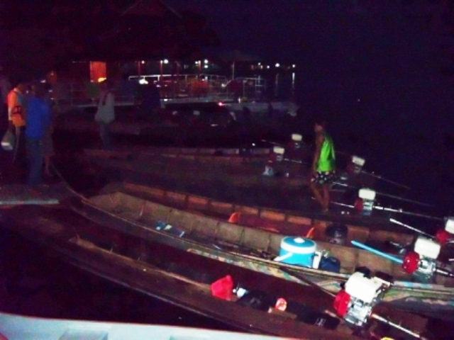 เรือหางยาว ร่วมๆ สามสิบลำครับ  :cheer: :cheer: