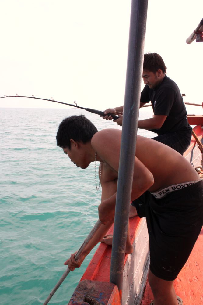 โดนกันเรื่อยๆครับ น้าๆๆๆๆ   :laughing: :laughing: :laughing:

เด็กเรือบริการโอเค คุยสนุกดี ครับ ทั