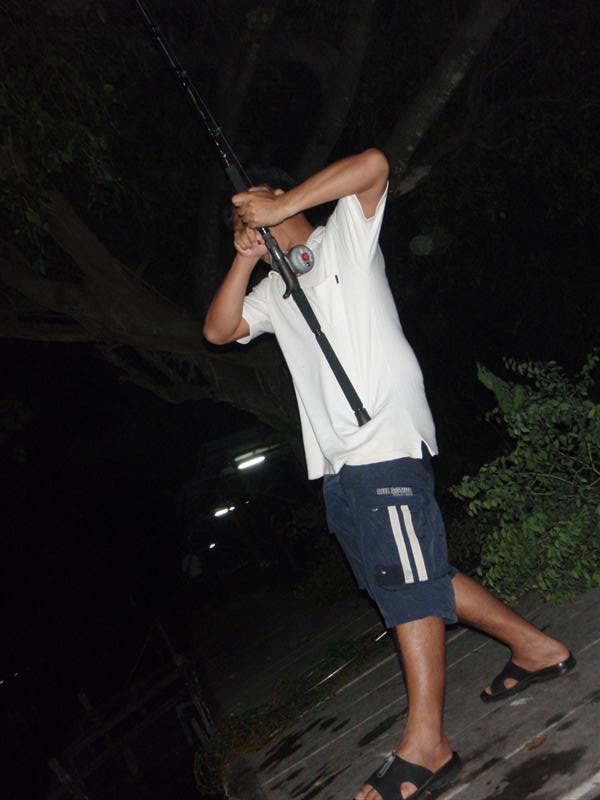 เพื่อนเพิ่งมาจากเวียดนาม...อยากมาเห็นปลาเงาน้ำเลยจัดให้ซะหน่อย.. :grin:

สงสัยคงจะเมามากถ่ายซะเอีย