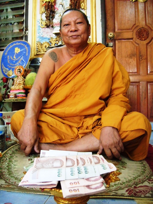 [b]เงินรายได้ ส่วนที่เหลือ มอบให้หลวงพ่อยุทธ เจ้าอาวาสวัดหม่องกระแทะ เพื่อสมทบทุนสร้างอุโบสถ ต่อไปคร