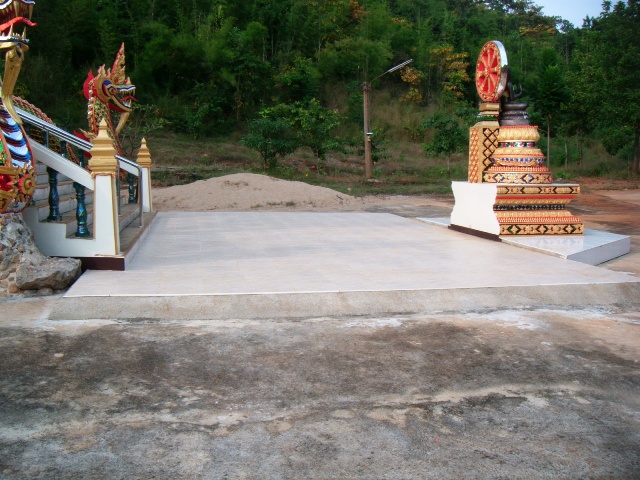 [b]ตรงบริเวณพื้นด้านหน้าอุโบสถ ก่อนห