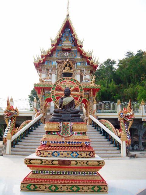 บริเวณหน้าโบสถ์ ครับ สวยจริงๆ ครับ  :l