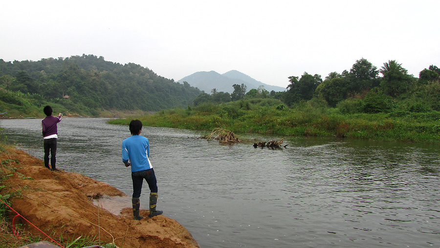 
   ขึ้นต้นน้ำกันเลยครับ  แบบช่วงนี้เหมือนจะไปนั่งเรือเล่นถ่ายรูปเล่น ส่วนป.ปลา ก็ของแถมอะคร๊าบบบบ 