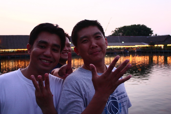 คู่แฝด
ไม่ใช่แหะ   แอบข้างหลังอีกคน