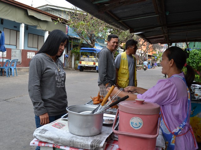 ซื้อไก่ทอดลงเรือ

 :smile: :smile: :smile: