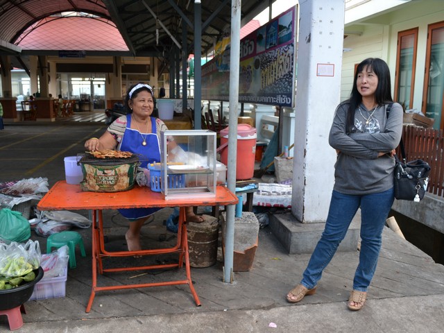 ซื้อหมูปิ้งลงเรือด้วย

 :smile: :smile: :smile: