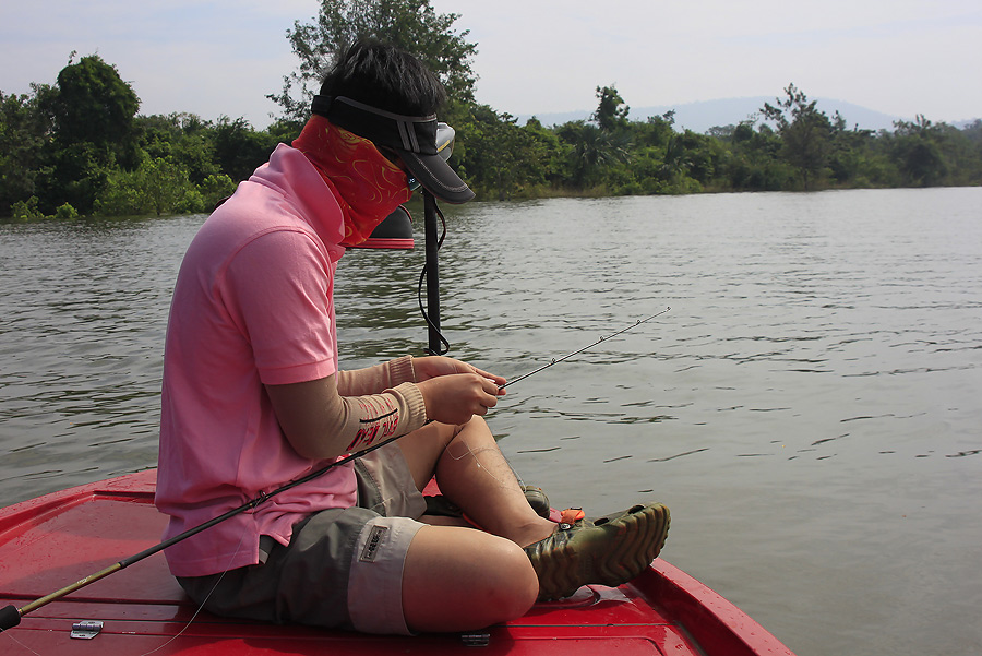 ทำไมเร่งไม่ขึ้นเนี่ย จอดก่อนน้ำเข้าเรือเวงกำ ลืมปิดรูระบายน้ำท้ายเรือ ดีนะมีปั๊มน้ำไม่งั้นแย่แน่ๆ :s