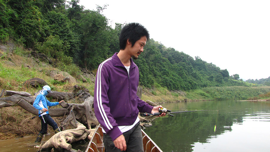 
     เดินมาจนถึง เราก็เอาเรือไปรับเลย...เห็นมาไกลกลัวเหนื่อย  
