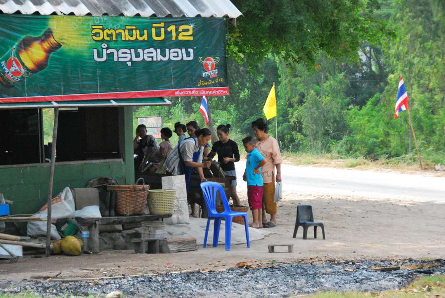 [b]จอดรถได้แม่ผมเมียผม...เมียน้าช้างวิ่งไปหาร้านข้าวหลามเลยครับ...เผาข้าวหลามกันสดๆเลยครับ [/b]:umh:
