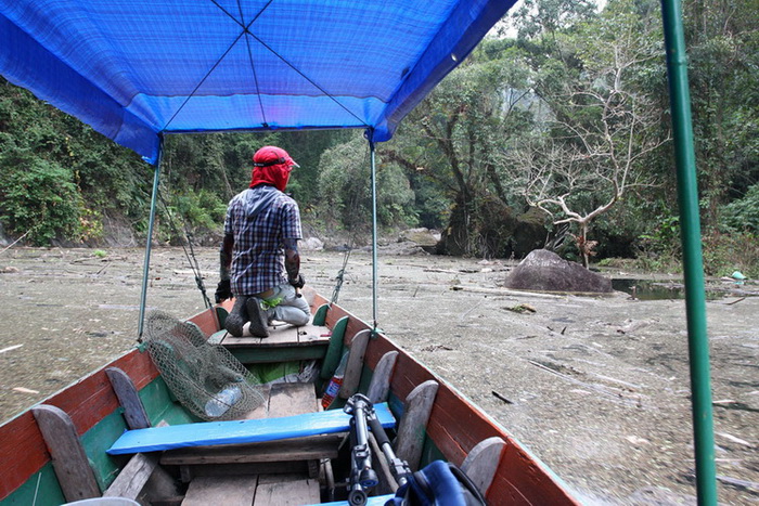 ใกล้ความจริงแล้วครับ  นั่งเรือเข้ามาเกือบ 6 กิโล  ที่เห็นตอนนี้คือ เศษไม้เศษหญ้าลอยเต็มไปหมดคงลอยมาต