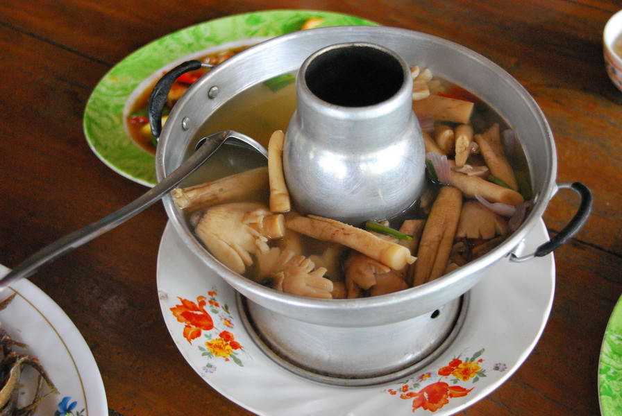 [b]หิวกันหรือยังครับบบบบบ........หม้อนี้....ต้มยำเห็ดโคนป่าครับ(ไม่ใช่เห็ดโคนญี่ปุ่นที่เขาปลูกกันนะค