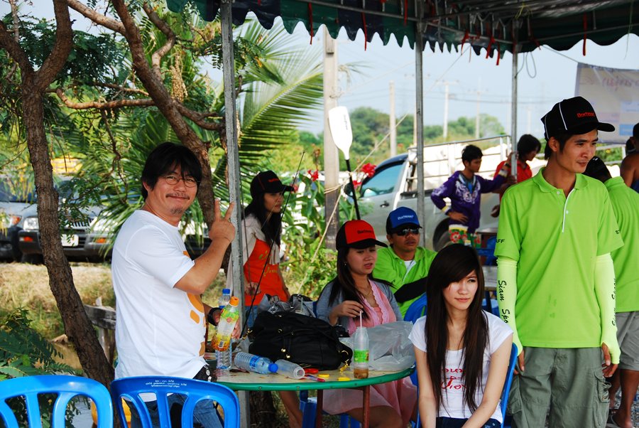 [b]พี่ต้นสยามสปูนครับ[/b]( เพ่....อย่าขโมยซีนเค้านะ ) :laughing: :laughing: :laughing: 