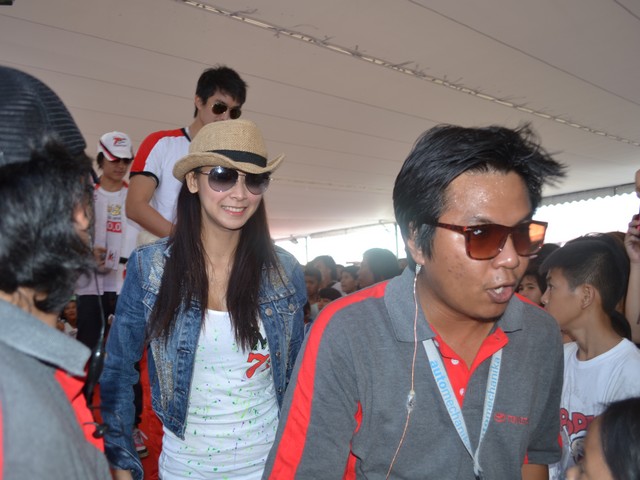 มีดารามาร่วมด้วยครับ

 :smile: :smile: :smile: :smile: