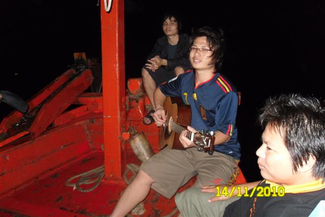 ระหว่างเรือวิ่งเข้าหมายก็ บรรเลงต่
