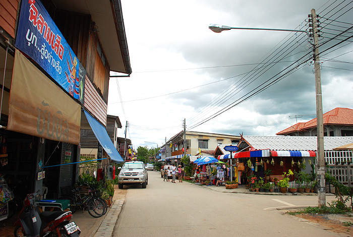 ระยะทางเกือบ 2 กม สำหรับ ถนนคนเดินที่นี่

2 ข้างทางเป็นบ้านครับ ที่เปิดขายของแล้วแต่แนวที่ตนเองขาย
