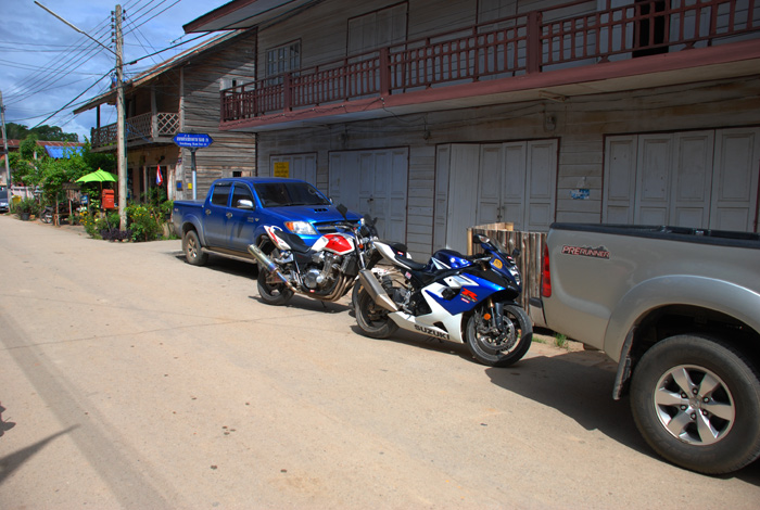 เดินจนง่ามขาแฉะ ก็เดินกลับครับ 

อ๊ะปากซอย ที่ผมพัก มี Super Bike 2 คันมาจอด


ขาวแดง CB 1300 ป