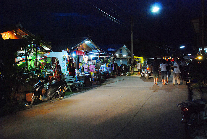 เช้าวันรุ่งขึ้น เราจะตักบาตรข้าวเหนียวกันครับ