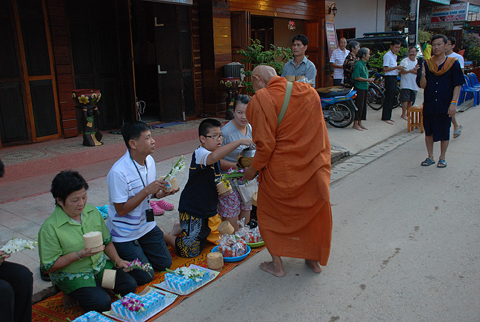 พระท่านจะค่อยๆเดินมาที ล่ะรูปครับ

ที่นี่มีหลายวัด แต่เดินเส้นนี้กันครับ
