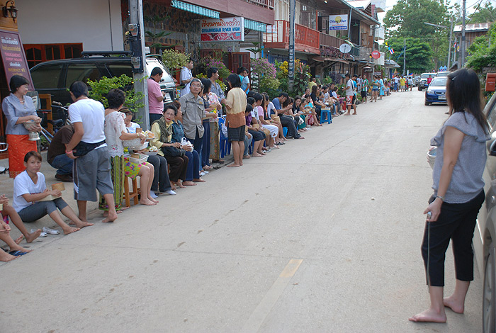 นั่งเรียงริมถมมคนเดินกัน

ใครมาทีหลังมา เขยิบที่ให้ 