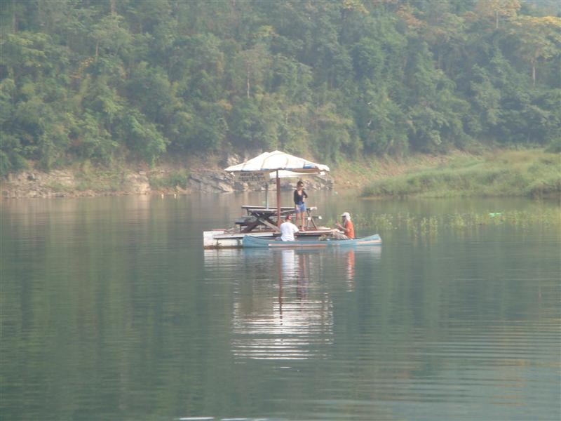 หันมาทางเรือที่ออกไปตีปลา เจ้ยยยยย
มีสาวมาโบกเรือ ขอกลับเข้าฝั่งด้วยคน หูยยยย :love: