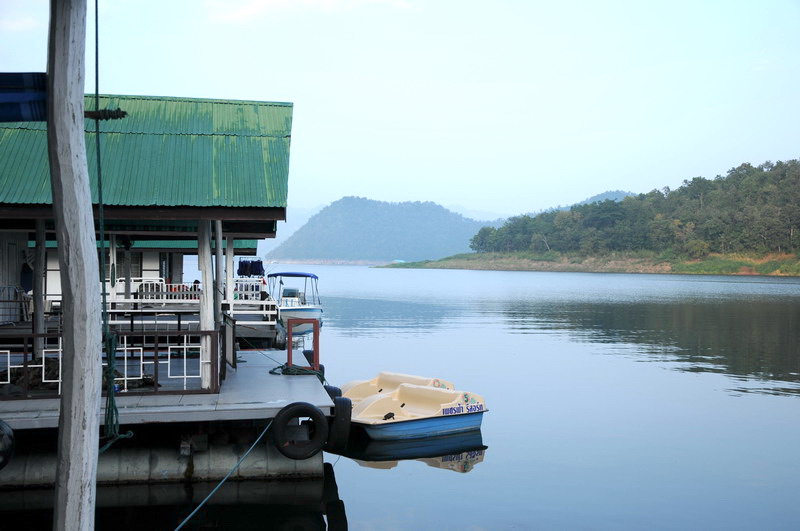 บรรยากาศยามเช้าบริเวณรอบๆแพเพชรฟ้าครับ สุขสงบจริงๆยกเว้นแพที่เราพัก :laughing: :laughing: :laughing: