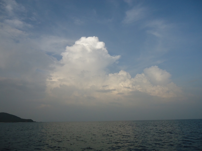                	ด้านในฝั่งฝนตั้งเค้าใหญ่  ตกช่วงเย็นมาสองวันติดแล้ว    ลมชักเริ่มแรงเลยรีบถอนสมอกลับ