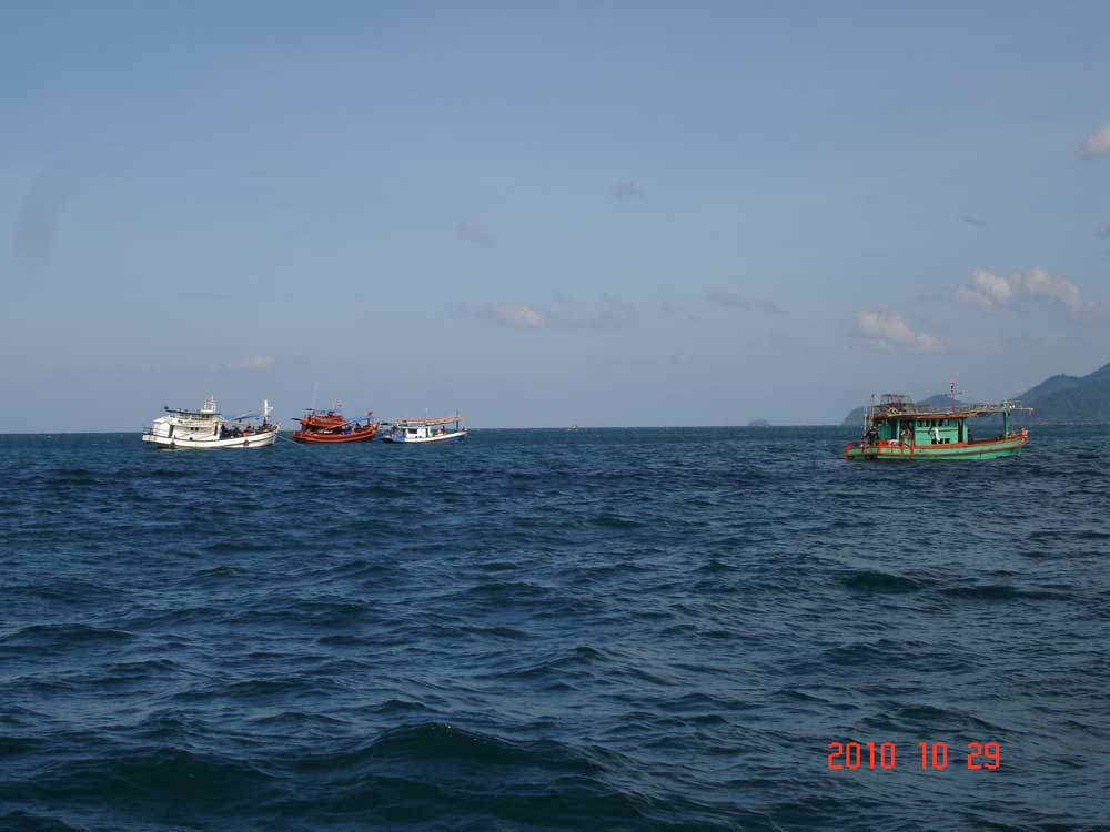 มีแต่เรือมาแอบลมกัน ทั้งนั้น.

ไต๋บอกอีกว่า แต่ถ้าน้องๆ อยากไปก็ได้นะ จะพาไป.  :kiss: :love:

พู