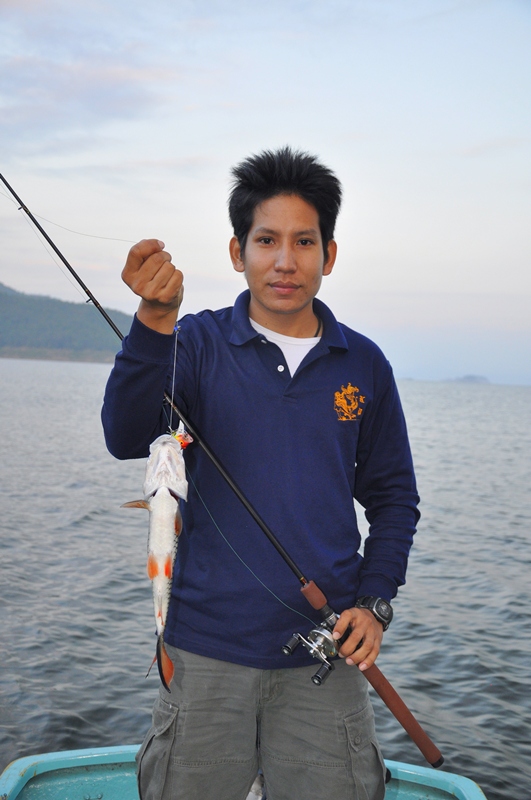 
ด้านท้ายเรือ....สบายตัวไปครับ  :grin: :grin: