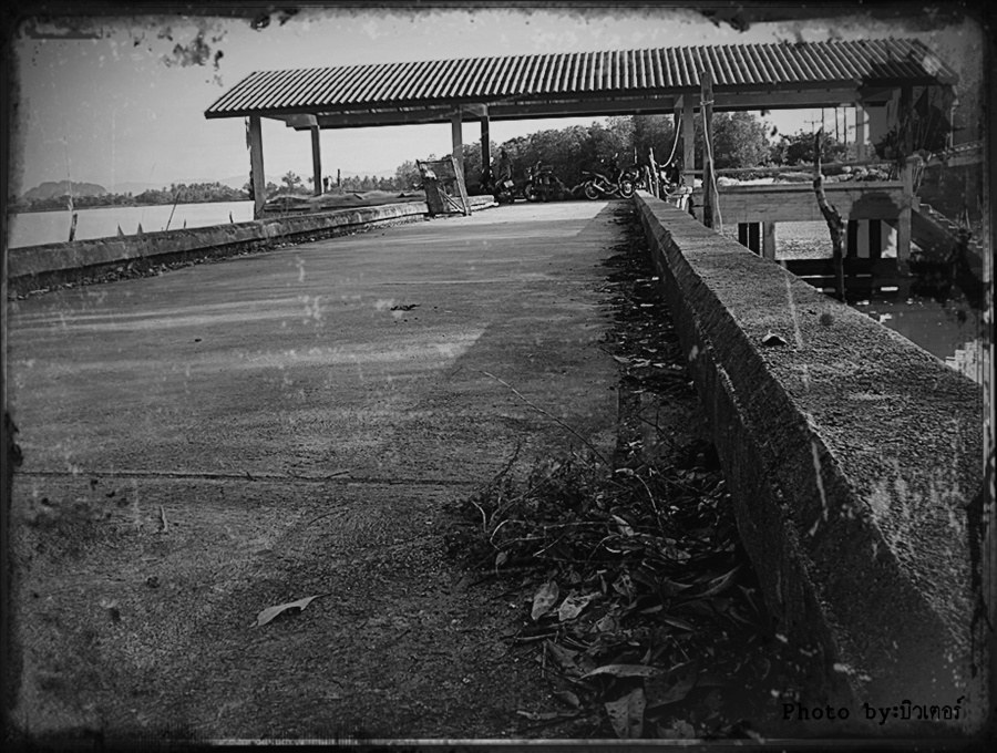 เช้าวันเสาร์ชาวประมง เพิ่งกู้อวนเมื่อคืนนำขึ้นมาวางปลายสะพาน 

และวันหยุดนี้ คงหนีไม่พ้นเด็กๆต้อง 