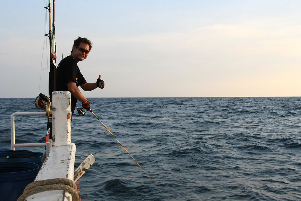 น้าเอ๊ะ 
เซลหนุ่มรูปหล่อจากสยามสปูนยึดหัวหาดที่ท้ายเรือเพื่อตกปลาหน้าดิน
 :cool: