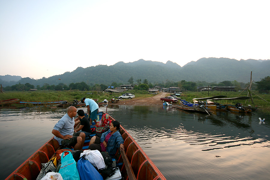 
 [b]  เฮียคิม  ขับเรือเร็ว

ส่วนที่เหลือ  ก็  ไปกันลำนี้[/b]


 :grin: