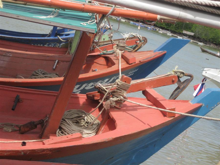  :grin: มาถึงท่าเรือ เราก็เจอเรือที่จะพาเดินทางในครั้งนี้ จอดรอเราอยู่แล้วครับ.... :cheer: