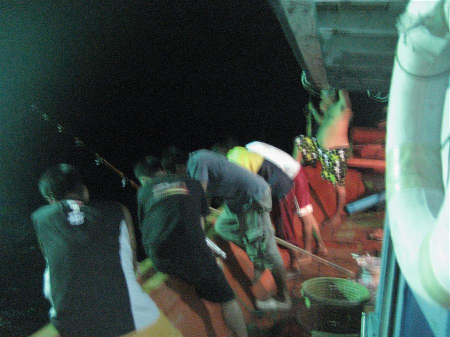 สมาชิกในทริป คอยลุ้นกันเต็มกาบเรือ