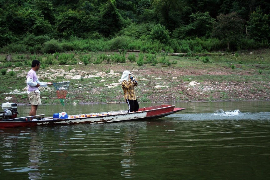 ตีไปไม้เดียวตามมากัดเหยื่อถึงหัวเรือครับพี่น้องเล่นเอาตกใจหมดเลย