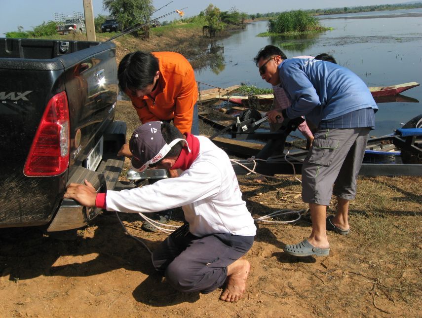 สุดท้ายต้องเอาเรือลงก่อนครับ

เอาเ