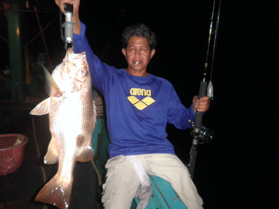 นี่ก็ไซ้ค์ใหญ่ของอาจิตร ช่วงตีหนึ่งเหมือนกัน ช่วงนี้ปลากินรอบรำเรือ... :cheer: