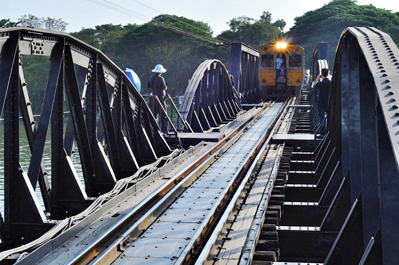 เดินซะพักรถไฟมาพอดี หลบแล้วถ่ายตามระเบียง