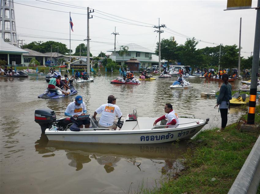 เรือทำหน้าที่ ถ่ายภาพและถ่ายทออดสดออกมาจากลางลำน้ำเจ้าพระยา