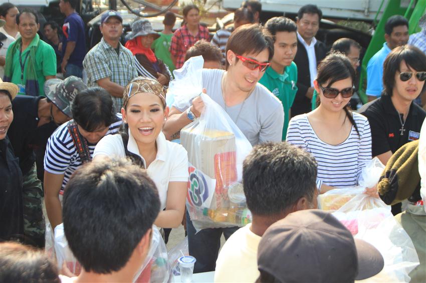 ส่วนที่นี่ เป็นการเปิดครัว ที่เทศบาลตำบลหาดอาษา อำเภอสรรพยา จังหวัดชัยนาท มีพี่เจ เจตริน และน้องกาละ