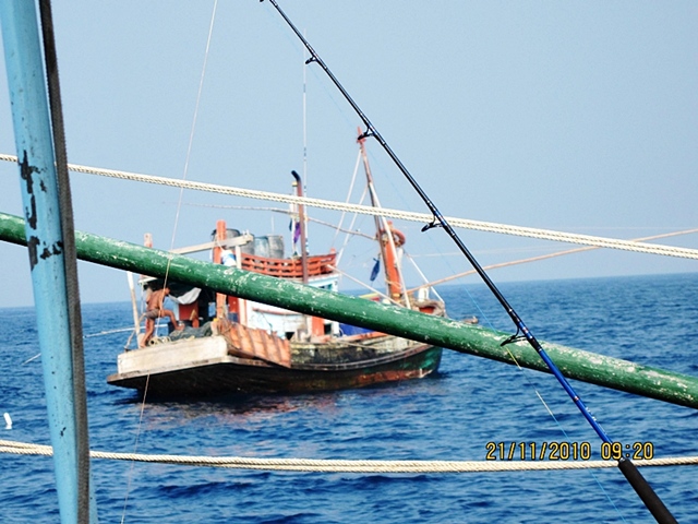 นี่ก็เรือประมงอีกลำที่จอดข้าง ๆ เรา ลำนี้เป็นเรือลากอวนเห็นป๋าเหลิมเรียกว่า เรือลากแคระ คือแบบว่าลาก