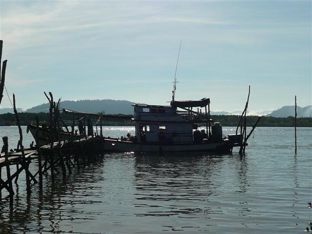 ช่วง 9 โมงเช้าพวกเราก็มารอไต๋ทอยที่ท่าเรือ และก็ได้รับข่าวร้ายทันทีที่เจอลุงทอย ช่วงนี้เดือนหงายเหยื