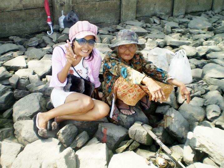  [q]ภาพนี้ ...กรุณาอย่าทักผิดนะคะ....คนขวา ----> คุณยาย 

                                        