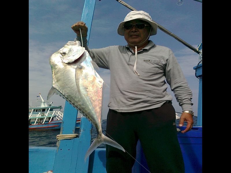 ลูกค้าคนนี้ไปหย่อนหมึกสดข้างเรือก็กินเหมือนกันครับ
