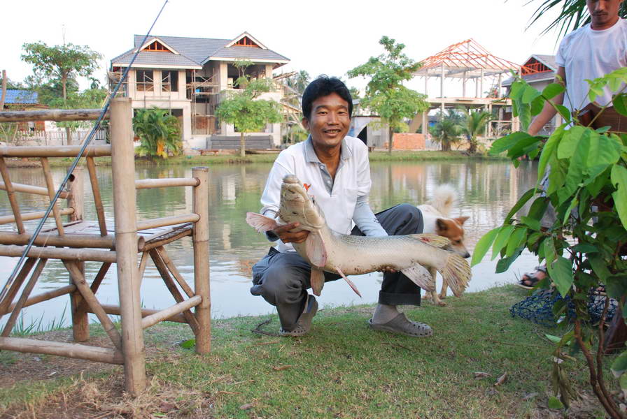 [b]อุ้มปลาเหมือนจะหมดแรงครับ[/b] :grin: :grin: :grin: